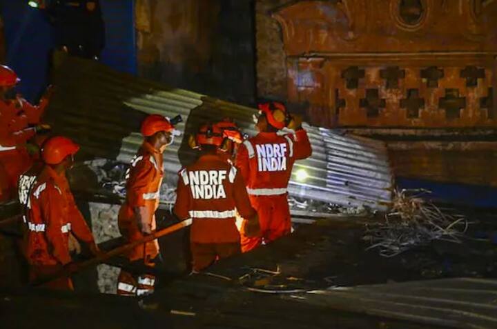 ਡੀਸੀ ਰਾਜੇਸ਼ ਗੋਇਲ ਅਨੁਸਾਰ ਬੇਸਮੈਂਟ ਲਈ ਨਕਸ਼ਾ ਵੀ ਪਾਸ ਕੀਤਾ ਗਿਆ ਸੀ। ਜਦੋਂ ਉਨ੍ਹਾਂ ਨੂੰ ਪੁੱਛਿਆ ਗਿਆ ਕਿ ਇਹ ਜਗ੍ਹਾ ਯਮੁਨਾ ਨਦੀ ਦੇ ਬਿਲਕੁਲ ਨੇੜੇ ਹੈ ਅਤੇ ਆਸ-ਪਾਸ ਰਹਿਣ ਵਾਲੇ ਲੋਕਾਂ ਦਾ ਕਹਿਣਾ ਹੈ ਕਿ ਜਦੋਂ ਬੇਸਮੈਂਟ ਦੀ ਖੁਦਾਈ ਕੀਤੀ ਜਾ ਰਹੀ ਸੀ ਤਾਂ 6 ਫੁੱਟ ਦੀ ਖੁਦਾਈ ਤੋਂ ਬਾਅਦ ਹੀ ਬੇਸਮੈਂਟ ਵਿੱਚੋਂ ਪਾਣੀ ਆਉਣਾ ਸ਼ੁਰੂ ਹੋ ਗਿਆ ਸੀ। ਇਸ 'ਤੇ ਉਨ੍ਹਾਂ ਕਿਹਾ ਕਿ ਹੁਣ ਅਸੀਂ ਜਾਂਚ ਕਰਕੇ ਜਾਂਚ ਰਿਪੋਰਟ ਨਗਰ ਨਿਗਮ ਕਮਿਸ਼ਨਰ ਨੂੰ ਸੌਂਪਾਂਗੇ।