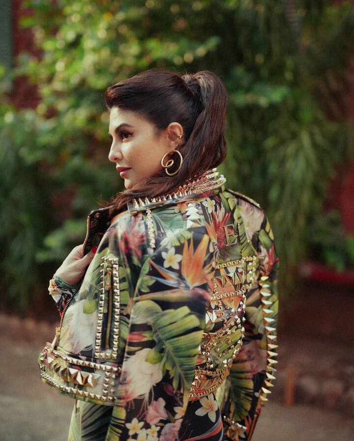 फ्लोरल प्रिंटचा टूपीस आणि जॅकेट असा लूक जॅकलिननं केला आहे.   ( jacqueline fernandez/instagram)