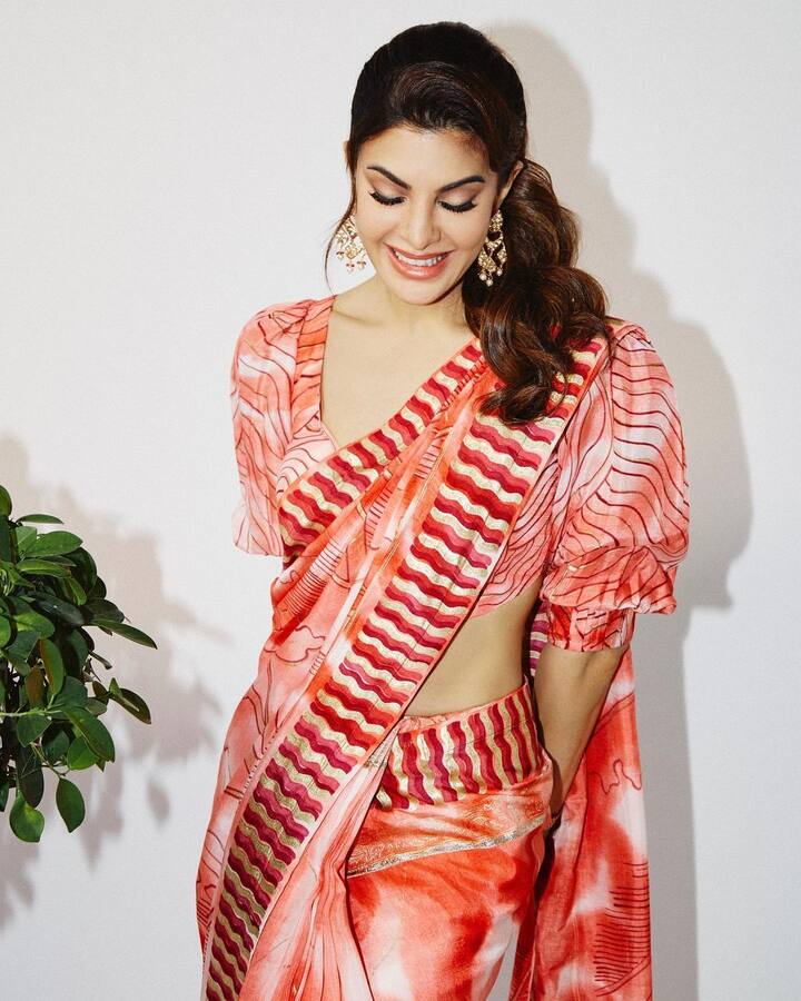 जॅकलिन तिच्या स्टाईलनं प्रेक्षकांची मनं जिंकते( jacqueline fernandez/instagram)