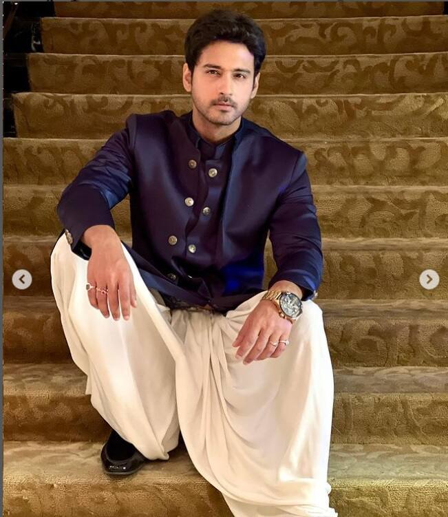 সোশ্যাল মিডিয়ায় নতুন ছবি শেয়ার করে নিয়েছেন যশও।  স্টিচড ধুতি, বন্ধগলা কোট পরেছিলেন যশ।