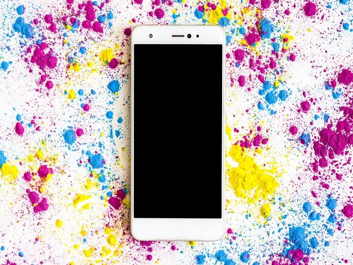 Holi 2022 To Protect Your Smart Phones and Gadgets from Holi colours and water follow these easy tips Holi 2022: होली खेलते वक्त रंगों और पानी से इस तरह अपने स्मार्टफोन और गैजेट्स को रखें सुरक्षित, अपनाएं यह टिप्स