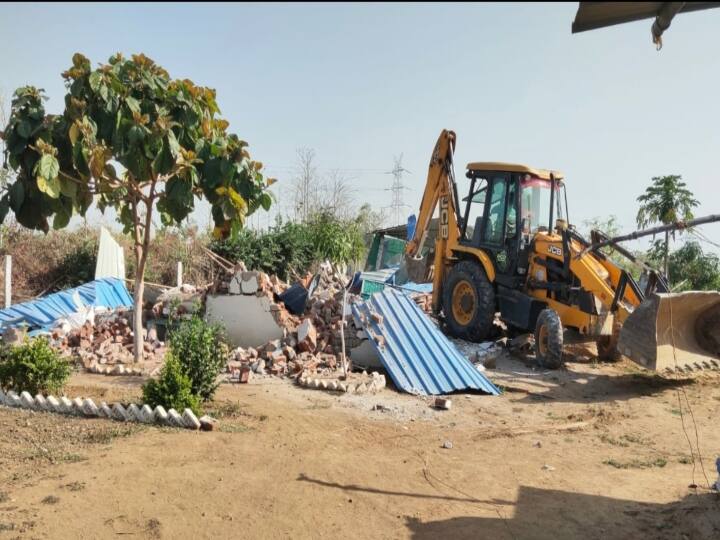 Madhya Pradesh Professor had illegally occupied 45 acres land on banks of Narmada ANN MP News: प्रोफेसर ने नर्मदा तट पर 45 एकड़ जमीन पर कर रखा था अवैध कब्जा, जिला प्रशासन ने चलाया बुलडोजर