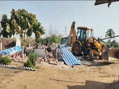 MP News: प्रोफेसर ने नर्मदा तट पर 45 एकड़ जमीन पर कर रखा था अवैध कब्जा, जिला प्रशासन ने चलाया बुलडोजर