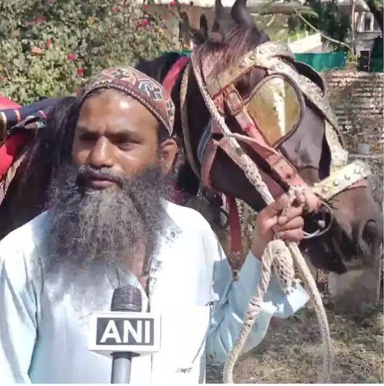 ਆਪਣੇ ਵਿਰੋਧ ਦੇ ਇਸ ਅਨੋਖੇ ਤਰੀਕੇ ਨੂੰ ਲੈ ਕੇ ਸ਼ੇਖ ਯੂਸਫ ਨੇ ਕਿਹਾ ਕਿ ਮੈਂ ਇਹ ਘੋੜਾ ਲੌਕਡਾਊਨ ਦੌਰਾਨ ਖਰੀਦਿਆ ਸੀ। ਕਾਰ ਵਿੱਚ ਕੋਈ ਵੀ ਵਿਅਕਤੀ ਸੁਰੱਖਿਅਤ ਨਹੀਂ ਰਹਿ ਸਕਦਾ। ਘੋੜੇ ਦੀ ਸਵਾਰੀ ਕਰਨ ਨਾਲ ਮਨੁੱਖ ਦੀ ਸਿਹਤ ਵੀ ਠੀਕ ਰਹਿੰਦੀ ਹੈ। ਦੂਜੇ ਪਾਸੇ ਪੈਟਰੋਲ ਅਤੇ ਡੀਜ਼ਲ ਦੀਆਂ ਕੀਮਤਾਂ ਵਿੱਚ ਵੀ ਵਾਧਾ ਹੋਇਆ ਹੈ। ਇਸ ਸਥਿਤੀ ਵਿੱਚ ਘੋੜੇ ਦੀ ਸਵਾਰੀ ਕਰਨਾ ਠੀਕ ਹੈ।