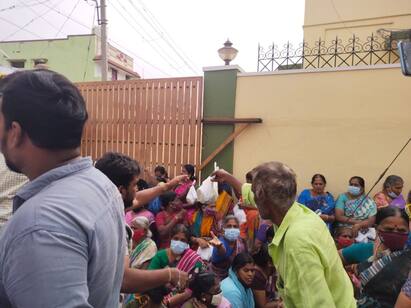 SP Velumani House DVAC Raid tea, coffe supply supporters SP Velumani House DVAC Raid: வேலுமணி வீட்டின் முன்பு முகாமிட்ட அதிமுக எம்எல்ஏக்கள் - டீ, ஜூஸ், உணவு விநியோகம்..!