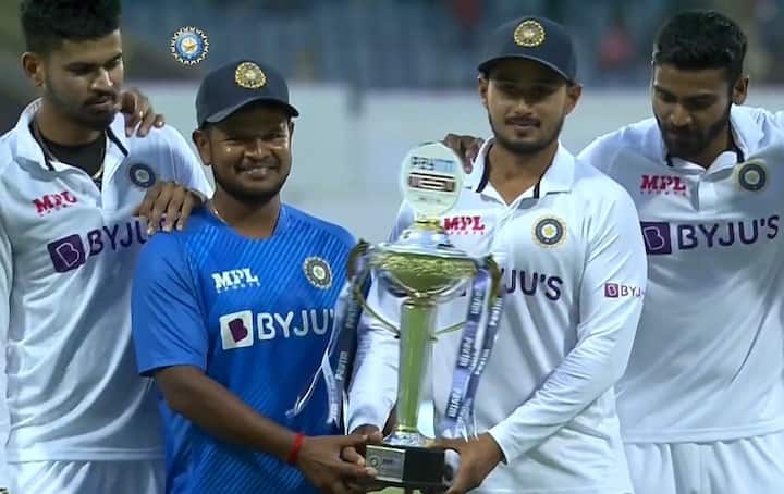 Indian skipper Rohit Sharma hands the trophy to Priyank Panchal, the tradition continues in Indian cricket IND vs SL : धोनीने सुरु केलेली परंपरा विराटनंतर रोहितनेही कायम ठेवली!