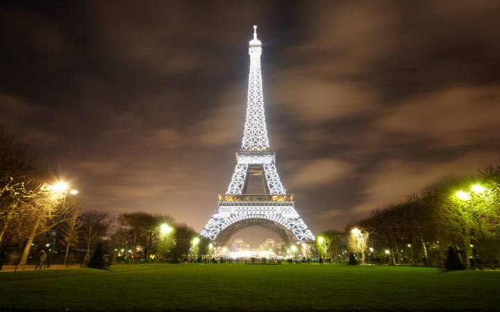 Eiffel Tower grows six metres after new digital radio antenna attached to top Eiffel Tower: 10 நிமிடத்தில் உயரம் கூடிய ஈஃபிள் கோபுரம்... எப்படி தெரியுமா?