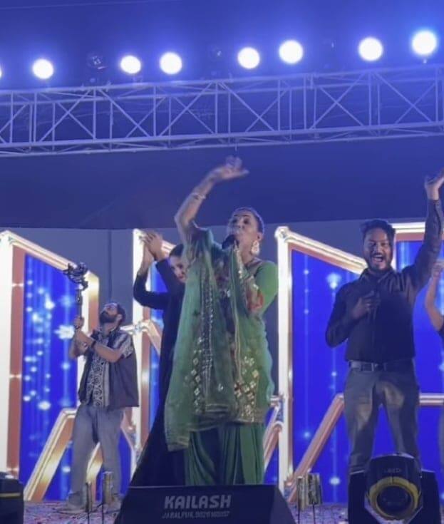 सपना चौधरी पिछले काफी वक्त से दिखाई नहीं दी थीं. खबरों के मुताबिक वो बीमार थीं औऱ उन्होंने काम से दूरी बना रखी थी. हाल ही में उन्होंने फिर से जोरदार तरीके से कमबैक किया है.