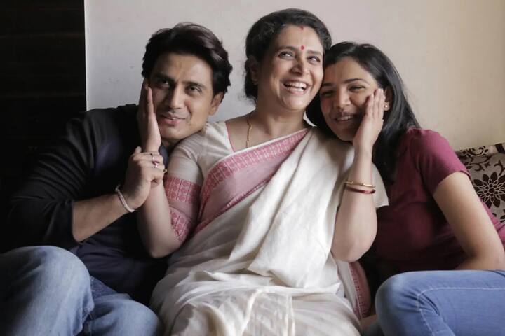 फिल्म जय माता दी एक मजेदार कॉमेडी फिल्म है, जिसकी कहानी लिव इन रिलेशनशिप पर आधारित है.