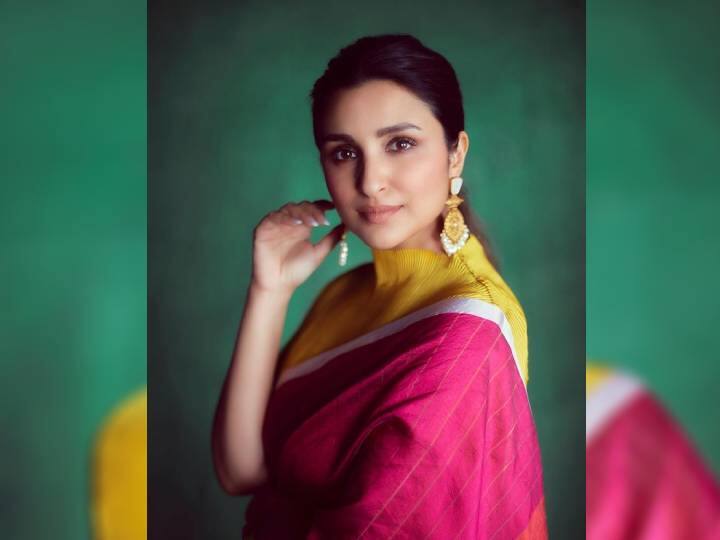 परिणीती चोप्राने तिचा लूक पूर्ण करण्यासाठी पारंपारिक झुमके आणि अंगठी परिधान केली आहे, ज्याने चाहत्यांचे लक्ष वेधून घेतले.