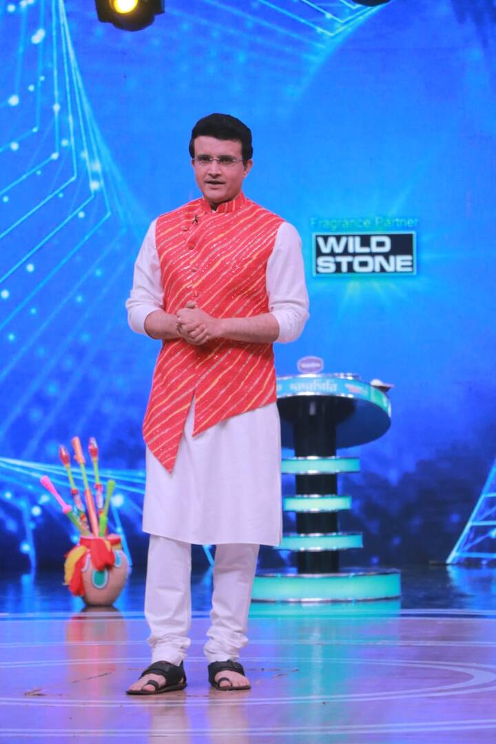 দাদাগিরি'-র (Dadagiri) মঞ্চে রঙের ছোঁয়া। দোলে আগে 'দাদাগিরি'-র মঞ্চে পালিত হল রঙের উৎসব। রঙিন পোশাকে সেজে উঠলেন সৌরভ গঙ্গোপাধ্যায় (Saurav Ganguly)।