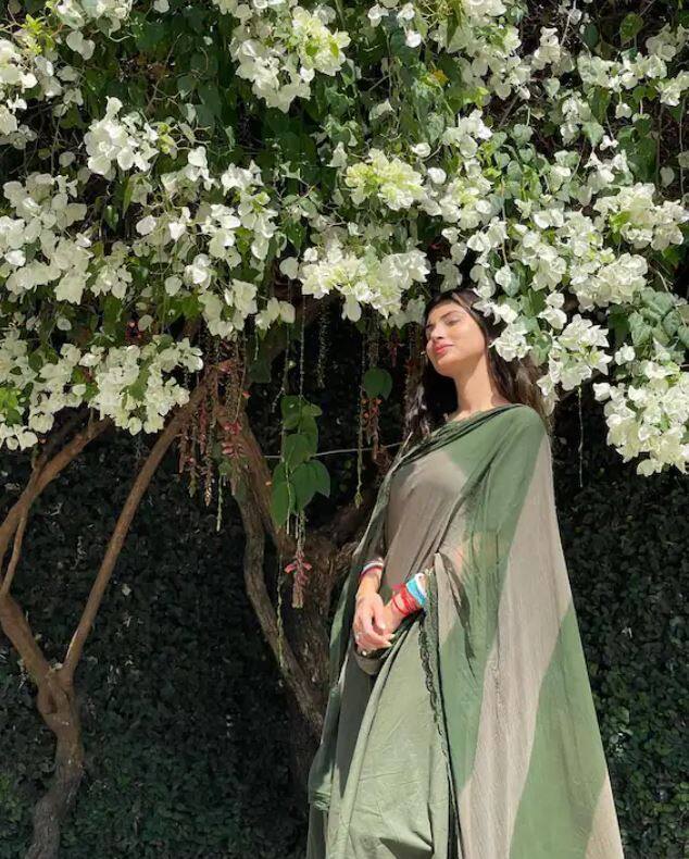 इंडियन असो किंवा वेस्टर्न मौनी रॉय प्रत्येक लूकमध्ये सुंदर दिसते. (Photo : @imouniroy/Instagram)