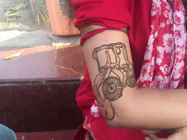 Yogi Adityanath bulldozer is in fashion After election, women are making tattoos in Prayagraj Prayagraj: यूपी चुनाव के बाद फैशन में आया योगी का 'बुलडोजर', हाथों पर मेहंदी से टैटू बनवा रही हैं महिलाएं