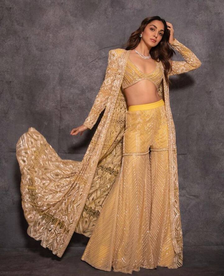 दीपिका पादुकोण, आलिया भट्ट, सोनाक्षी सिन्हा, कियारा आडवाणी, अनन्या पांडे जैसी कई एक्ट्रेसेस है जो अपने लुक के साथ एक्सपेरिमेंट करती दिखती हैं.