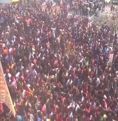 Bhasma Holi 2022: Varanasi के मणिकर्णिका घाट पर चिता की राख से खेली गई होली, देखिए मसान की इस अनोखी होली की तस्वीरें