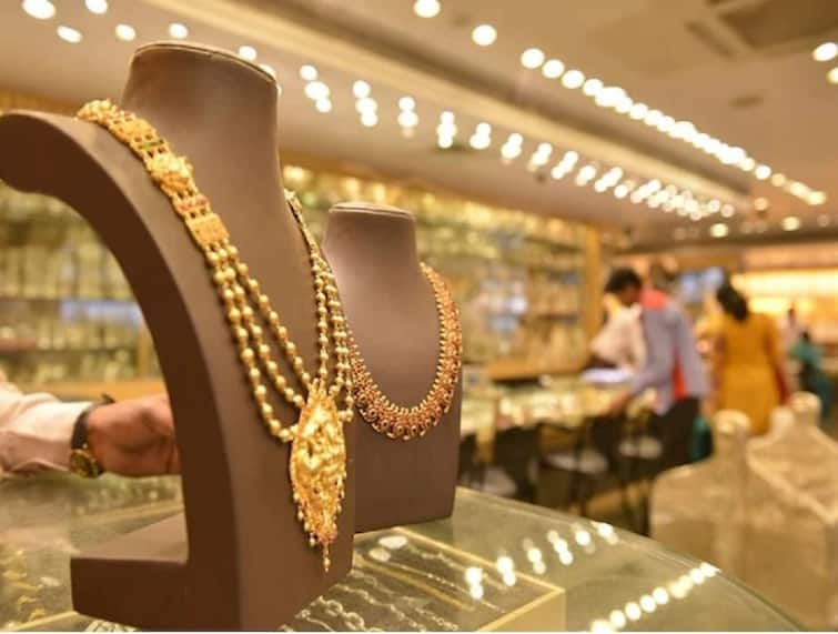 Gold rate today gold and silver price in on 26th march 2022 gold and silver price slightly hike today Gold Silver Price Today : सोन्या-चांदीच्या दरात किरकोळ घसरण, जाणून घ्या आजच्या किंमती