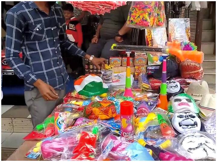 इसके अलावा इस बार गुलाल में भी रंगों का खास पैटर्न देखने को मिल रहा है. दरअसल रंगों में भी पॉलिटिकल फ्लेवर दिख रहा है. इस बार होली पर भगवा रंग के गुलाल की डिमांड बढ़ गई है.