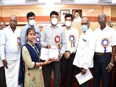 நுகர்வோருக்கான விழிப்புணர்வு குறித்த கூட்டத்தில் காலாவதியான குடிநீர் பாட்டில் விநியோகம்- மாணவர்கள் அதிர்ச்சி