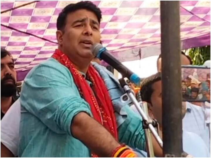 BJP leader Sangeet Som threatens Samajwadi Party Says Baba bulldozer and my stick both will work बीजेपी नेता संगीत सोम ने समाजवादी पार्टी को दी धमकी, कहा- गलतफहमी में न रहें, बाबा का बुलडोजर और मेरा डंडा दोनों चलेगा