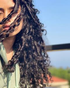 Anupama Parameshwaran pics: சுருள்முடி அழகி அனுபமா க்யூட் க்ளிக்ஸ்