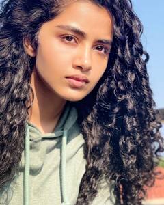 Anupama Parameshwaran pics: சுருள்முடி அழகி அனுபமா க்யூட் க்ளிக்ஸ்