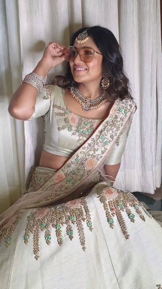 அதிகாலை வந்தால் அழகாய் என் வானில் நீ அணையாத சூரியன் ஆகிறாய் நெடு நேரம் காய்ந்து கத கதப்பு தந்தவுடன் நிலவாய் உருமாறி நிற்கிறாய்