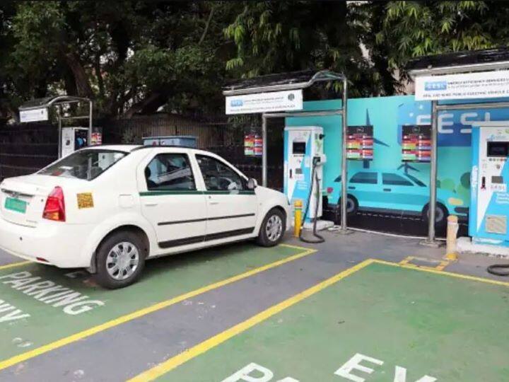 Delhi drivers will have to pay only Rs 2 unit fee for charging e-vehicle.  Delhi News: दिल्ली में इंस्टॉल किए जा रहे हैं 500 और ई- वाहन चार्जिंग प्वाइंट, चालकों को इतना देना होगा चार्जिंग शुल्क