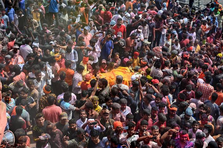 Devotees smear each other with ash and dry colour in celebration of the upcoming festival of Holi, at Manikarnika Ghat, in Varanasi, Tuesday, March 15, 2022.(Source: PTI)