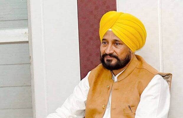 वहीं अगर बात करें जमीन की तो चरणजीत सिंह चन्नी के पास मोहाली और रूप नगर में कृषि, गैर कृषि और व्यावसायिक जमीन है. इसमें 14062 स्कवायर फीट जमीन मोरिंडा में है और एक प्रॉपर्टी 13500 स्कवायर फीट की है, जो मोहाली में है जोकि उनकी पत्नी के नाम पर है.
