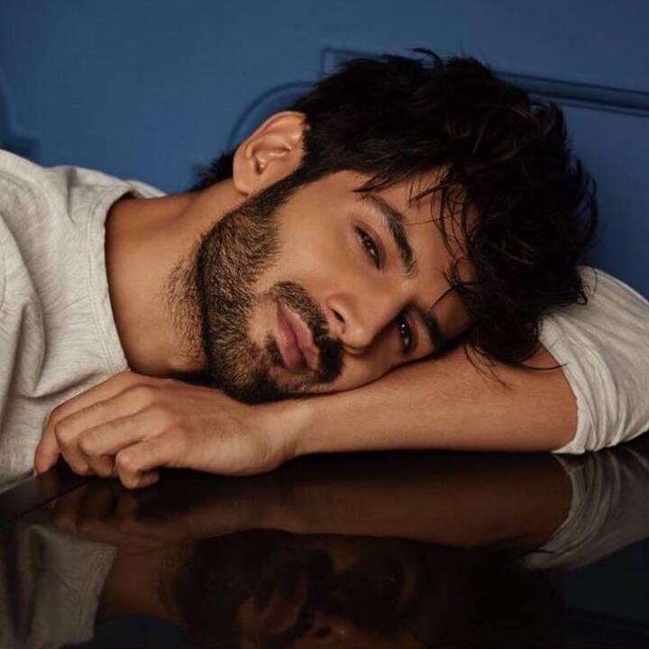 उन्होंने यह भी बताया कि उस वक्त पैसे बचाने के लिए वो 12 लड़कों के साथ एक फ्लैट में रहते थे. इसके बाद धीरे-धीरे उन्हें चंद सेकेंड के एड शूट मिलने लगे.