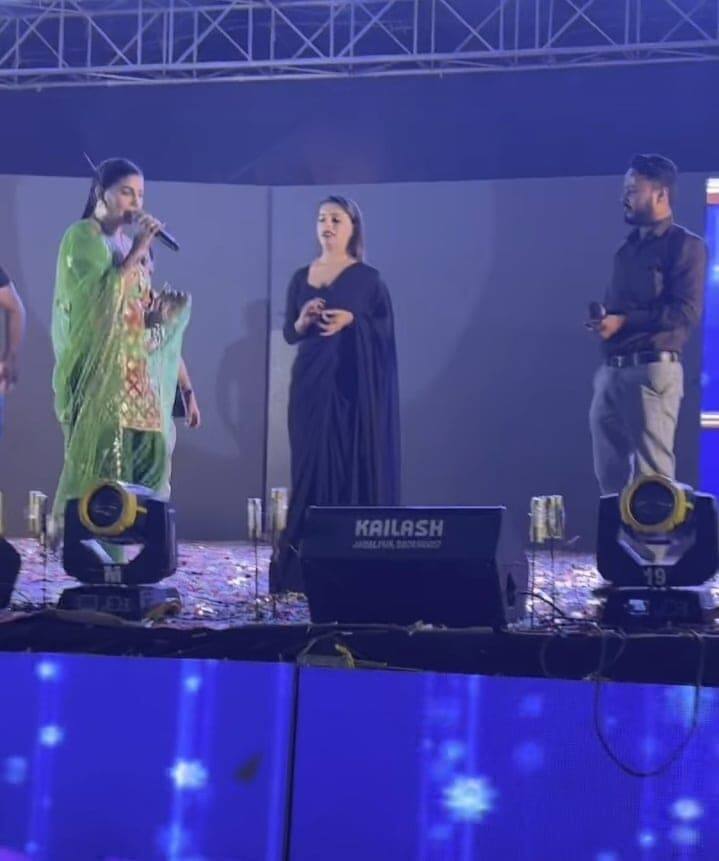 इस वीडियो में सपना चौधरी हरे रंग की ट्रेडिशन ड्रेस में काफी खूबसूरत दिखाई दे रही हैं और मंच से अपने फैन्स को चियर कर रही हैं.
