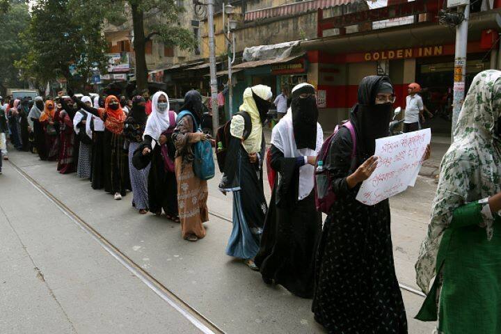 Hijab ban case verdict Karnataka colleges upheld Karnataka High Court not mandatory religious practice Karnataka Hijab Row Verdict: ‘ইসলামে বাধ্যতামূলক নয়’, কর্ণাটকে শিক্ষাপ্রতিষ্ঠানে হিজাব নিষিদ্ধ করার বিরুদ্ধে আর্জি খারিজ হাইকোর্টের