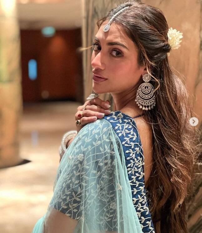 দেশ ছাড়ছেন, সেই খবর জানিয়েছিলেন আগেই। আর এবার সোশ্যাল মিডিয়ায় ভাগ করে নিলেন বিয়ে বাড়ির নতুন ছবি। নীল লেহঙ্গায় অপরূপা টলিউড অভিনেত্রী নুসরত জাহান।