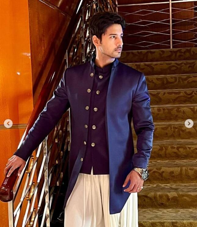 ‘গান বাংলা চ্যানেল’-এর ‘লাভলি অ্যাকসিডেন্ট’ আর ‘দুষ্টু পোলাপান’-এ নাচ করতে দেখা গিয়েছিল সানি লিওনিকে (Sunny Leone)। এদিন বিয়ের আসরে হাজির ছিলেন তিনিও। ‘নাচ ময়ূরী নাচ’ মিউজিক ভিডিয়োয় দেখা গিয়েছিল নুসরত জাহানকে। নীরব হোসেন বিপরীতে একটি মিউজিক ভিডিওতে ছিলেন মিমি চক্রবর্তী। এঁরা সবাই হাজির ছিলেন বাংলাদেশের বিয়েবাড়িতে।