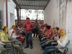 Shravasti News: श्रावस्ती के इस अस्पताल में गेट बंद कर होली खेलने में व्यस्त रहे डॉक्टर, बाहर तड़पते रहे मरीज