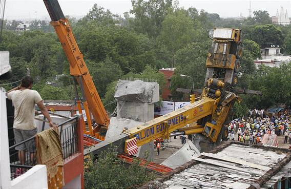 Tragic Accident At Guntur Construction Site: మట్టిపెళ్లలు విరిగిపడి ఇద్దరు మృతి | ABP Desam