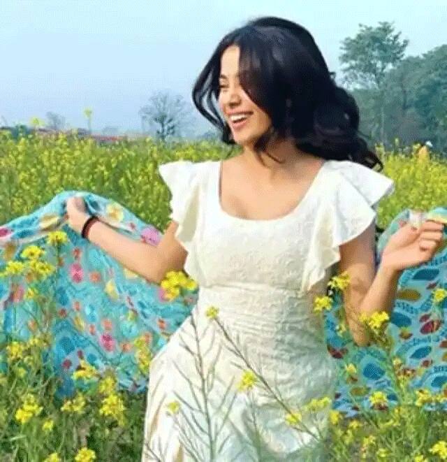 अगर आप इस होली देसी लुक अपनाना चाहती हैं तो उसके लिए आप व्हाइट चिकनकारी सलवार सूट का सेट चुन सकती हैं. जिसे आप जाह्नवी कपूर की तरह ही कलरफुल दुपट्टे के संग कैरी कर सकती हैं