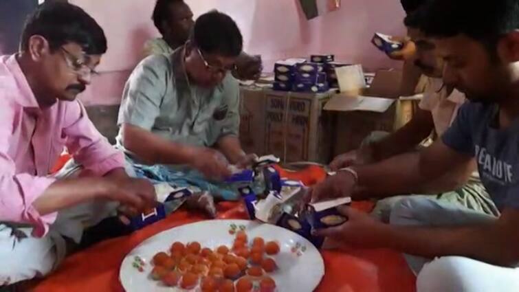 Paschim Medinipur: Lone Congress Councilor of Medinipur distributed Laddu among voters after sworn in ceremony Paschim Medinipur: শপথ গ্রহণের পর লাড্ডু বিলি মেদিনীপুরে কংগ্রেসের একমাত্র কাউন্সিলরের