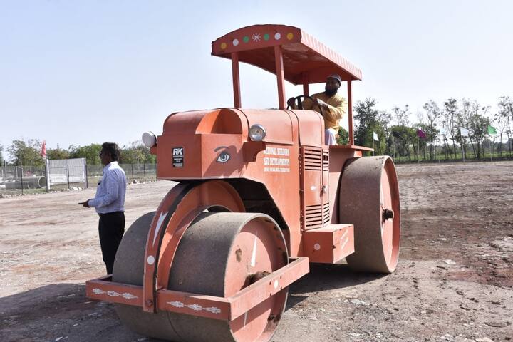 मैदान तयार करण्यासाठी त्यांना दररोज रोड रोलर भाड्याने आणावे लागत होते. यावरुन त्यांची दृष्टी आणि विचार दिसून येतो. त्यांनी स्वतंत्रपणे मैदानासाठी रोड रोलर खरेदी केला. त्याच्या या जिद्दीचे किस्से ऐकून येथे येणारे खेळाडूच नव्हे तर पालक आणि क्रीडाप्रेमींनाही ते पटत आहे.