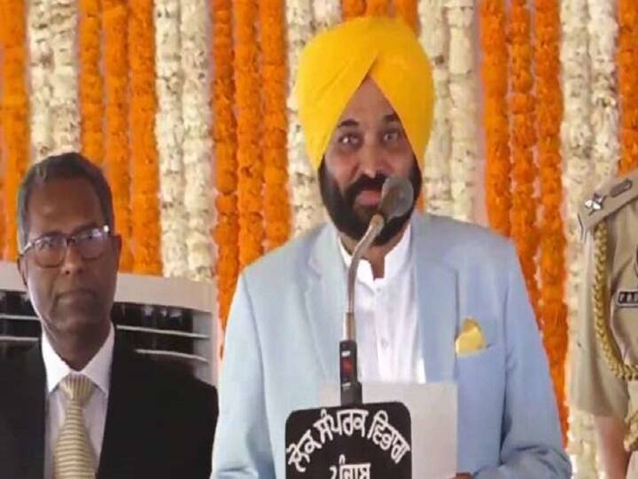 AAP Bhagwant Mann takes oath as the Chief Minister of Punjab in Khatkar Kalan. Bhagwant Mann as Punjab CM: பஞ்சாபில் ஆம் ஆத்மி ஆட்சி ஆரம்பம்... முதலமைச்சராக பொறுப்பேற்று கொண்ட பகவந்த் மான்..