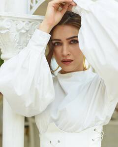 बॉलिवूड अभिनेत्री क्रिती सेनन सगळ्यांना केलं 'चेकमेट'; पाहा भन्नाट फोटोशूट!