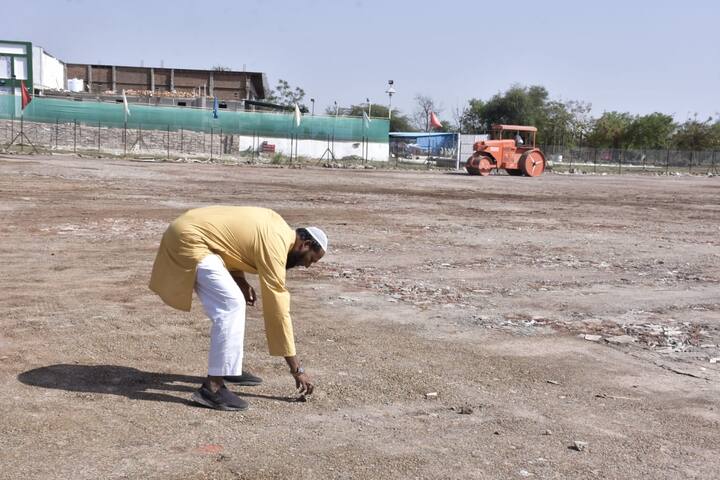 या हॉकी मैदानाच्या शेजारी हाजी इरफान खान यांचे कार्यालय आहे. गेल्या 6 महिन्यांपासून ते सकाळी-सकाळी 8 वाजता मैदानावर पोहोचतात. रात्री दहा वाजेपर्यंत ते मैदान तयार करण्यात व्यस्त होतात. छोट्या छोट्या गोष्टींकडे लक्ष देतात. जर रोडरोलर चालक आला नाही तर तो स्वतः रोडरोलरचे स्टेअरिंग घेतो. तिथल्या मातीत एकरुप झालेला हाजी इरफान खान सकाळ संध्याकाळ जेवण सुद्धा तिथेच खात होते.