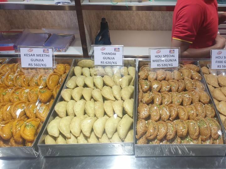 Jodhpur Holi markets full of colours, know different flavours of Holi special sweet dish Gujia ANN Jodhpur Holi News: हाेली की तैयारियां जोरों पर, 15-20 अलग-अलग फ्लेवर्स में मिल रही होली स्पेशल स्वीट डिश गुजिया, जानें डिटेल