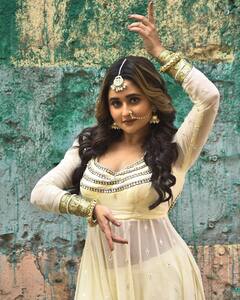 रश्मि देसाई पर चढ़ा रंगों का खुमार, कुछ ऐसे मनाती दिखीं होली, इन तस्वीरों पर आ जाएगा आपका दिल!