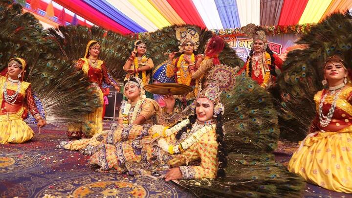 তেমনই একটি জায়গা হল মথুরা। ভারতীয় সংস্কৃতির সঙ্গে আপাদমস্তক জড়িত উত্তরপ্রদেশের এই এলাকা। কৃষ্ণভক্ত তো বটেই হিন্দুদের অন্যতম তীর্থস্থান হিসেবে মানা হয় মথুরাকে। এখানে বিশাল বড় করে পালিত হয় হোলি। চলে ৪০ দিন ধরে। পালিত হয় নানা সাংস্কৃতিক অনুষ্ঠানও।