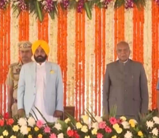 Bhagwant Mann बने Punjab के 17वें मुख्यमंत्री, राज्यपाल ने दिलाई शपथ | Bhagwant Mann Oath Ceremony