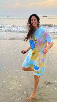 इस बार होली पर करें कुछ नया, सफेद नहीं कलरफुल आउटफिट्स पहन दिखें स्टाइलिश, इन सेलेब्स से लें आइडिया