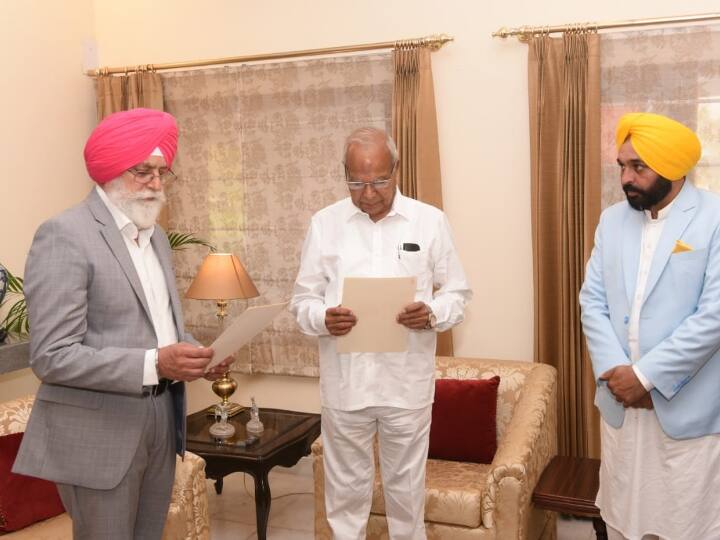 Governor Banwarilal Purohit today administered oath to Dr Inderbir Singh Nijjar as protem Speaker of Punjab Assembly पंजाब में नई सरकार: डॉ. इंदरबीर सिंह निज्जर बने प्रोटेम स्पीकर, होली के बाद मंत्रियों की भी होगी शपथ