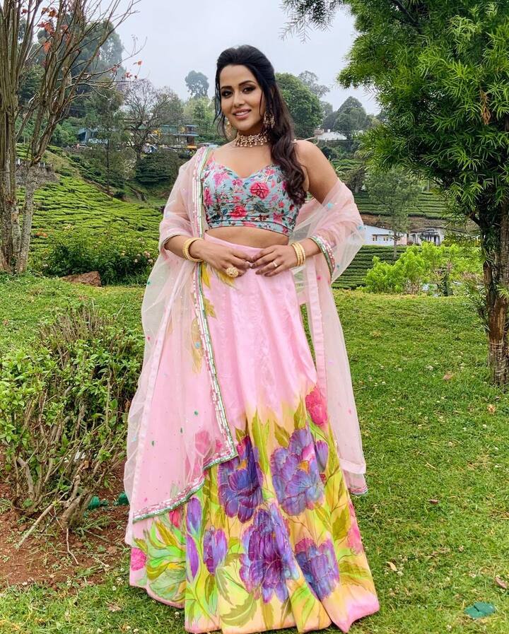 ஹே பெண்ணே என் நெஞ்சில் சாய்ந்து சாய்க்கிறாய் ! நீ அருகில் புரியாத மாயம் செய்கிறாய்!