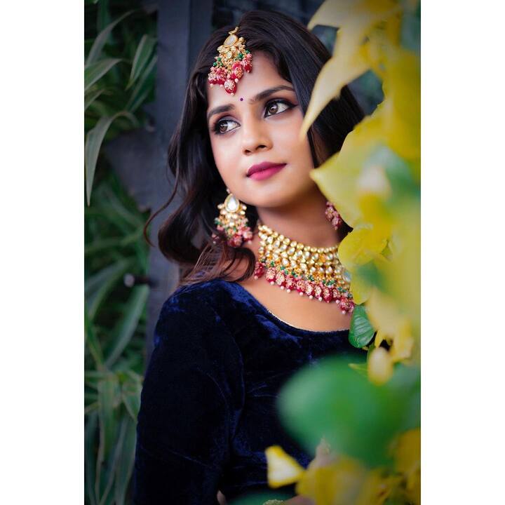 కృష్ణవేణి సీరియల్ తో బుల్లితెర ప్రేక్షకులకు దగ్గరైన రక్షా గౌడ ప్రస్తుతం 'గుప్పెడంత మనసు' సీరియల్ లో నటిస్తోంది. వసుధార పాత్రలో రక్షా గౌడ నటనకు చాలామంది అభిమానులున్నారు.